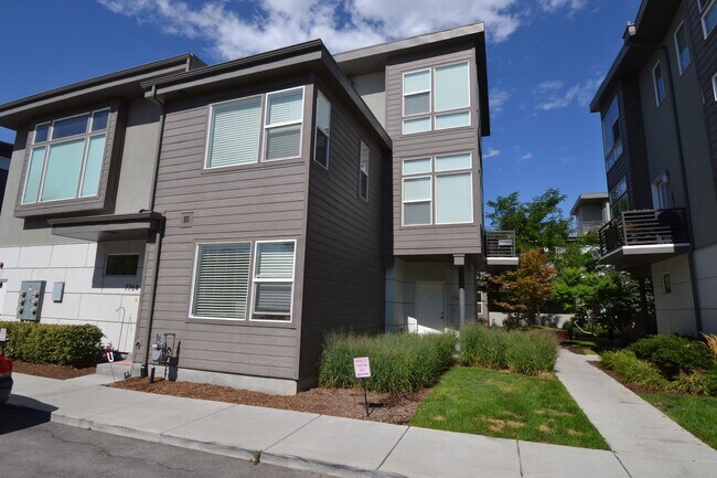 Building Photo - Modern 3 Bedroom 3 Full Bathroom Townhome in Midvale!!!