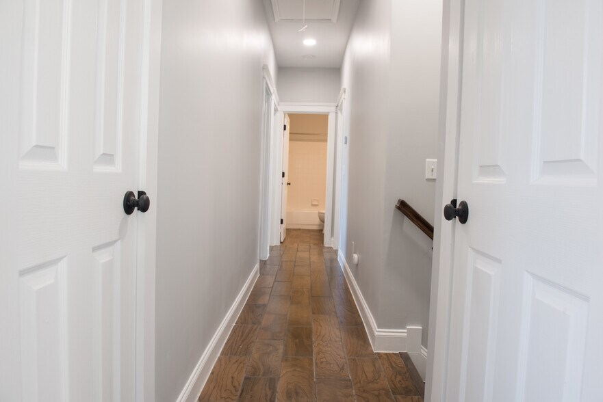 Building Photo - 16015 Kelly Park Cir