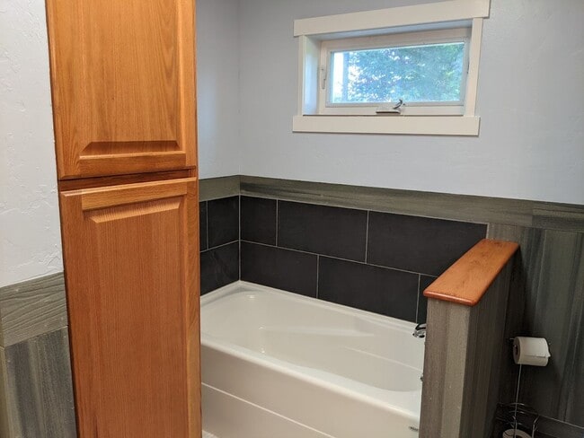 Building Photo - 3 Bedroom 2 Bath Orchards House