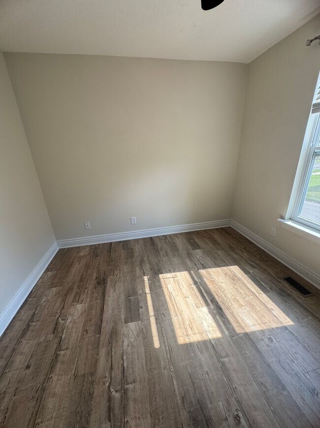 Building Photo - Oak St Duplex