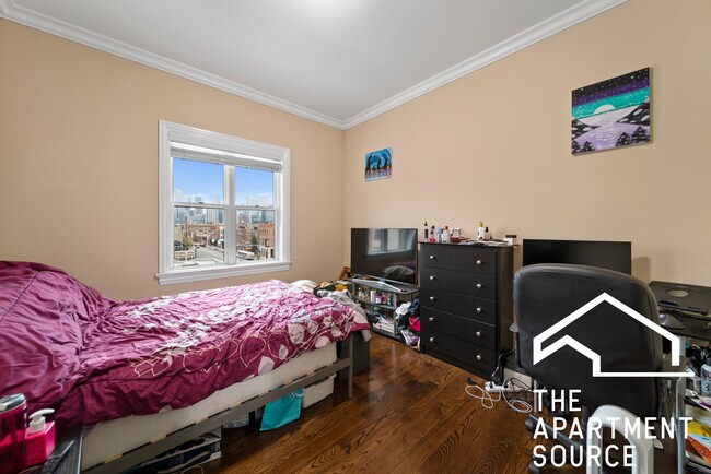 Building Photo - 1324 W Grand Ave