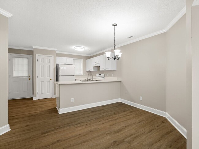 Building Photo - Newly Renovated 2BR, 2.5 BA in Greer SC