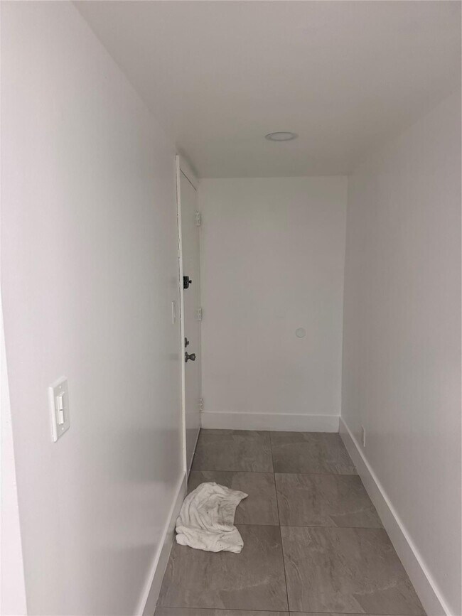 Building Photo - 5515 N Lakewood Cir