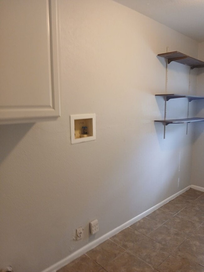 Building Photo - 4 Bedrooms and 1 Bath Near Hwy 75 and Fore...