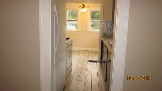 Building Photo - 1625 E 13th St