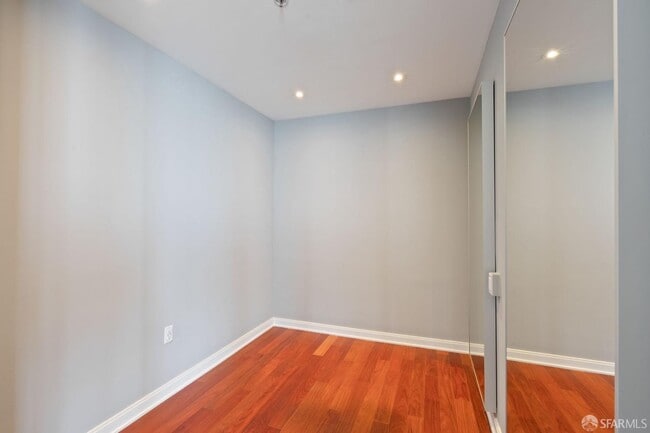 Building Photo - 425 1st St