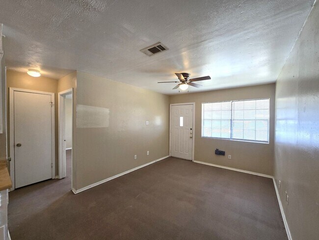 Building Photo - 606 Westview Cir