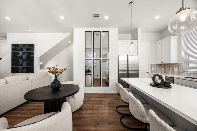 Building Photo - 2718 Grand Fountains Dr