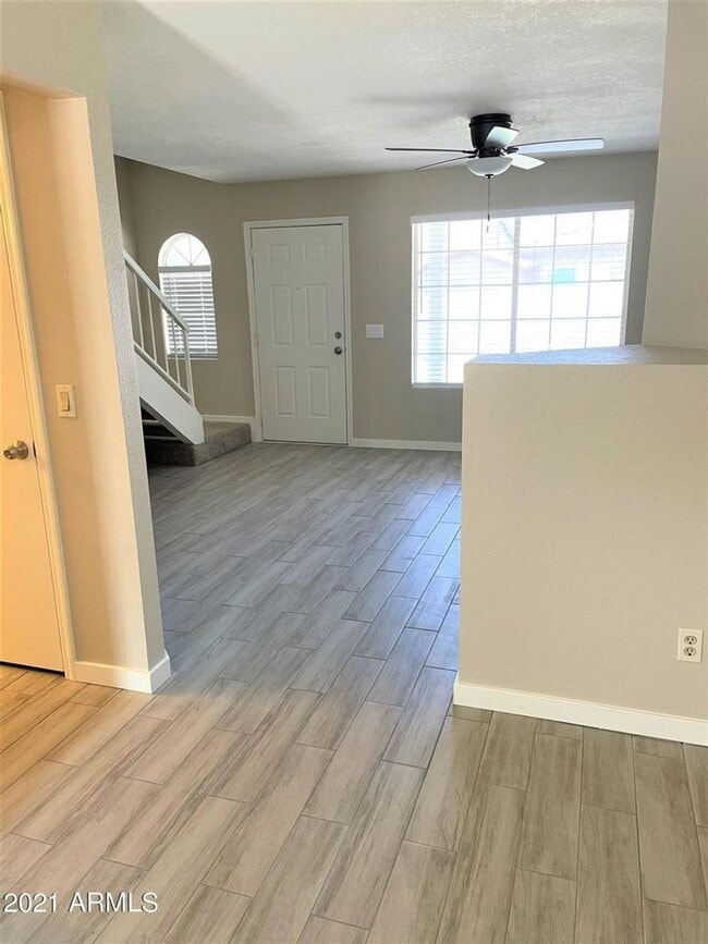 Building Photo - Remodeled 2 bed/1.5 bath townhome in the s...