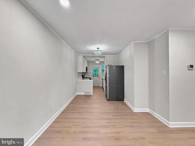 Building Photo - 7905 Greenleaf Rd