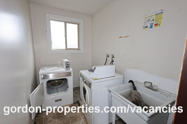 Building Photo - SE Cedar Ave - Single level 2 bedroom unit in duplex