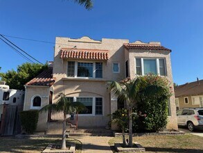 Building Photo - DE SOTO 2727-2729