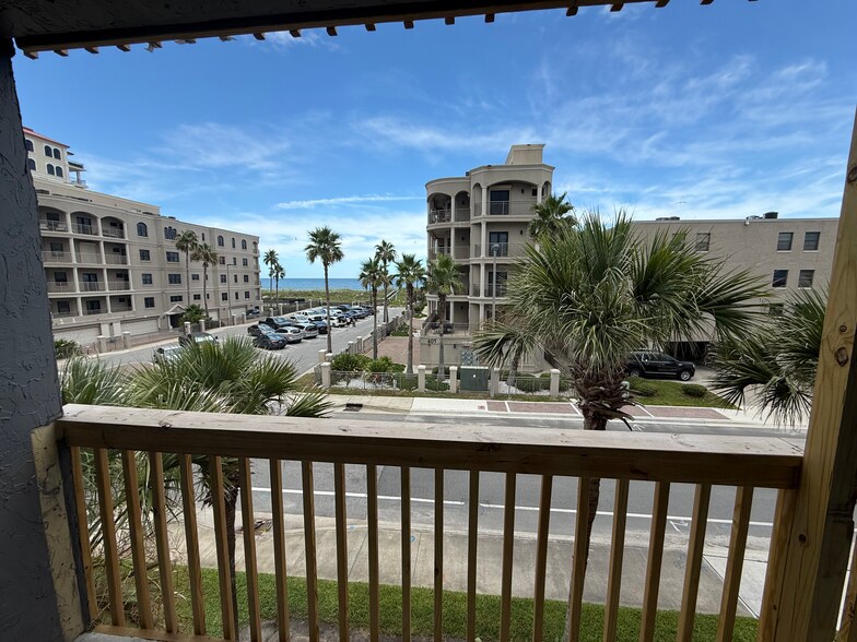 Eastside Balcony - 400 1st St S