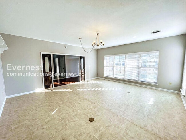 Building Photo - 4 Bed/2.5 Bath Home with Fenced Yard & Garage / Pet-Friendly / Available Now!