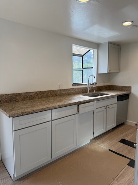 kitchen - 10330 Riverside Dr