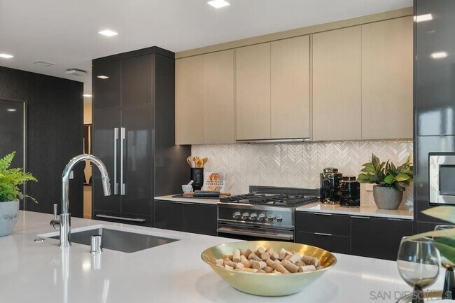 Building Photo - 525 Olive St