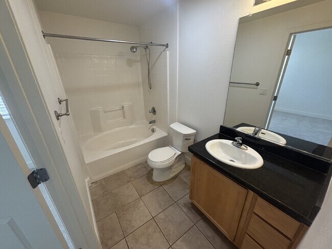 Building Photo - Beautiful 2 Bed, 2 Bath Apartment Home in The Phoenician – Resort-Style Living in Roseville!