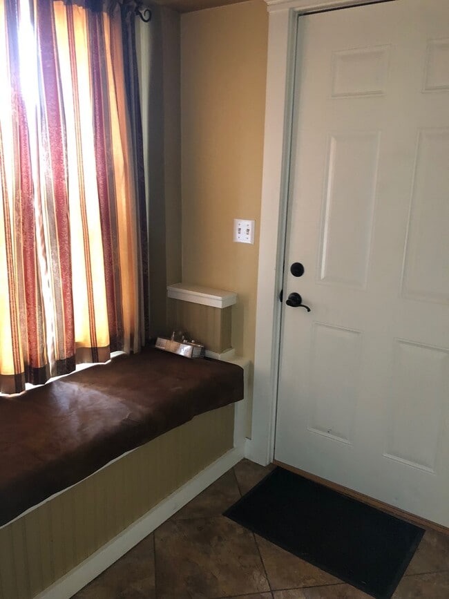 Building Photo - Beautiful 2 bedroom 2 bath stand- alone home