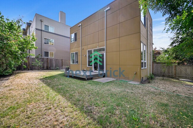 Building Photo - "Spacious 4-Bedroom Seattle Home with 3 Full Baths and 2,420 Sq. Ft. of Comfort!"
