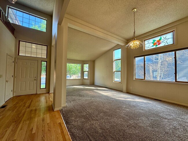 Building Photo - 2404 S Holman Cir