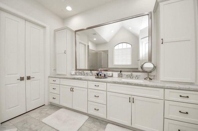 Building Photo - 15623 Broad St