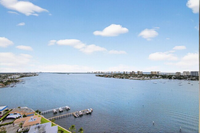 Building Photo - 2650 Lake Shore Dr