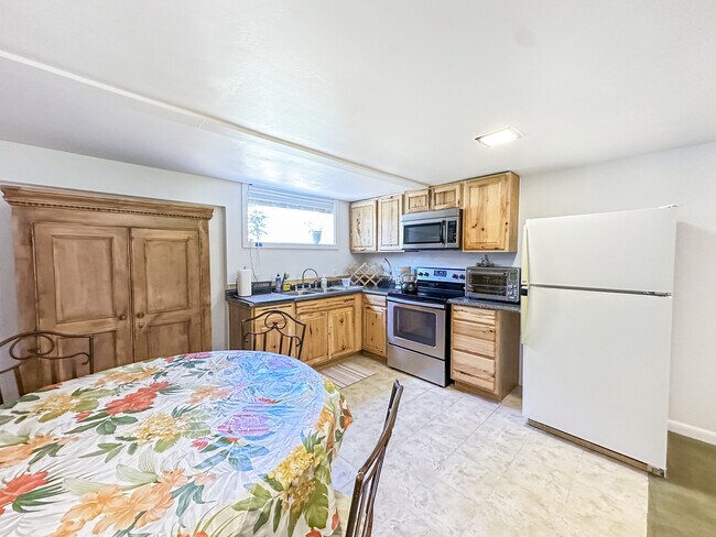 Building Photo - 413 22nd St