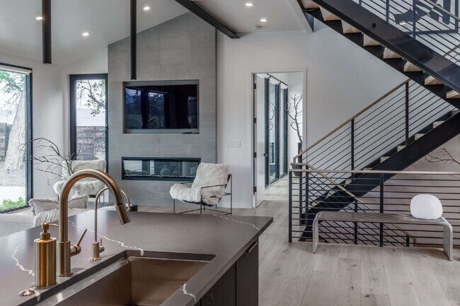 Building Photo - Modern Luxury Rental with Unobstructed Fla...