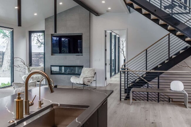 Building Photo - Modern Luxury Rental with Unobstructed Flatiron Views