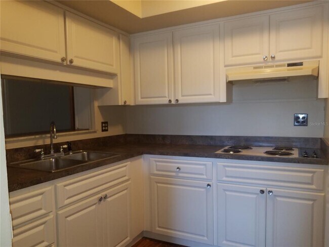 Building Photo - 5853 Pine St