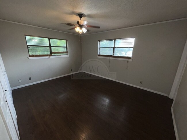 Building Photo - 601 Sutton Dr