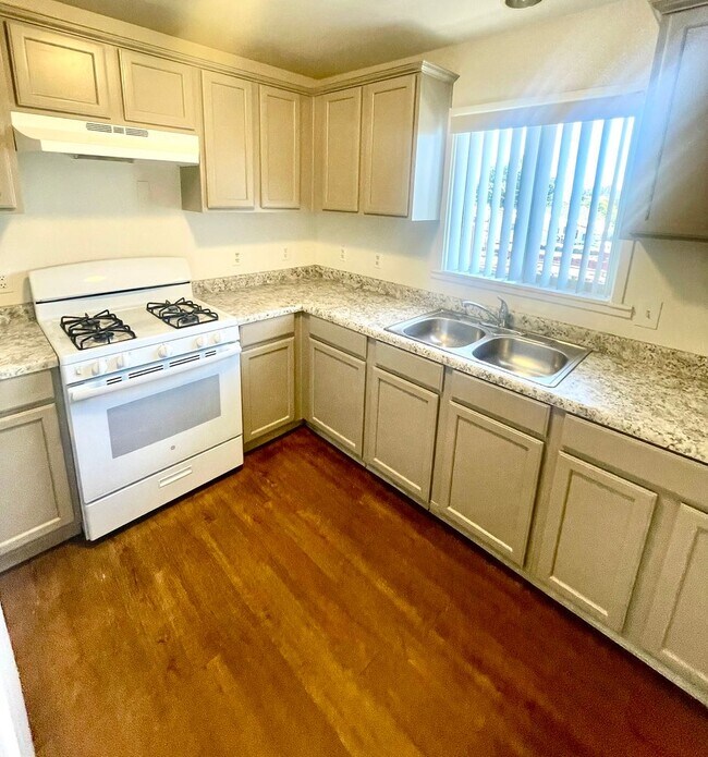 Building Photo - Just Reduced!!! Private 2 bedroom apt