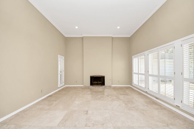 Building Photo - 5 Tiffany Square