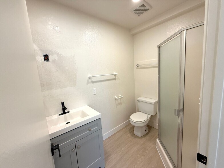 Building Photo - 1444 Centinela Ave