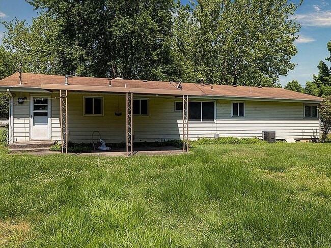 Building Photo - Beautiful 3 bedroom 2 bath charmer… Waitin...