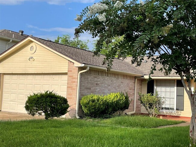 Building Photo - 1011 E Brompton Dr