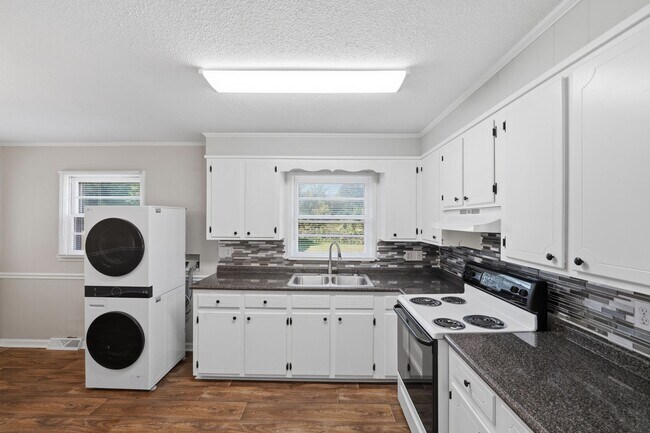 Building Photo - Beautifully Maintained 3BR Home with Hardwood Floors & Private Yard!