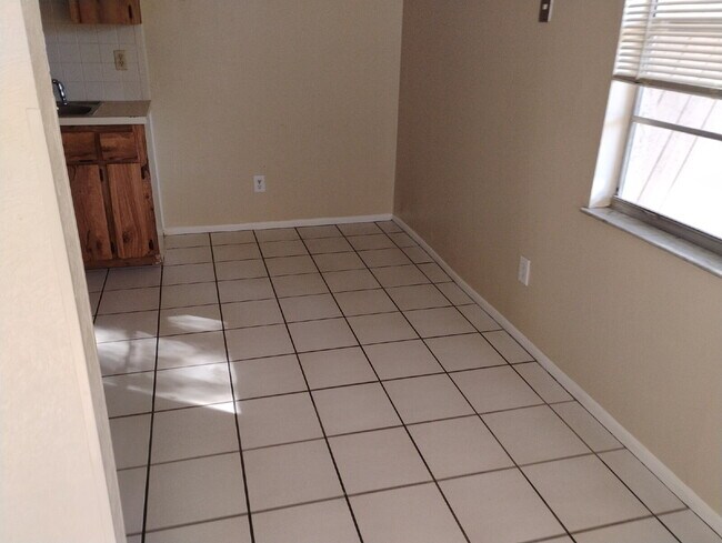 Building Photo - Cute 2 Bedroom, 1 Bathroom Home For Rent.