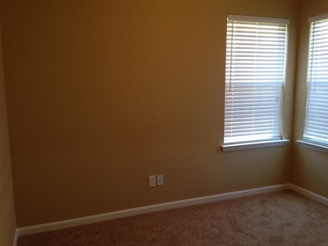 Building Photo - 609 English Oak Cir