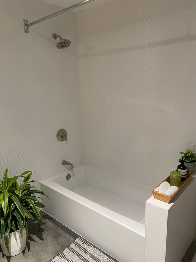 Building Photo - 615 Hampton Dr