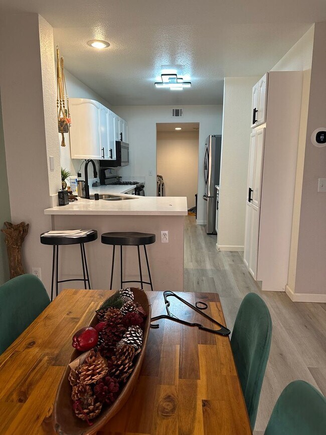 Building Photo - Fully Furnished Three Bedroom Spring Valle...