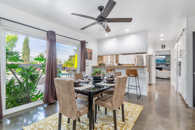 Dinning room - 22349 Vanowen St