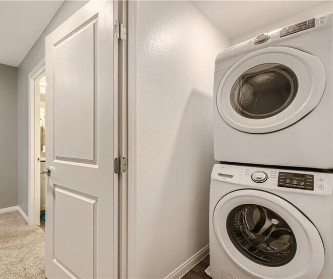 Building Photo - Beautiful townhome with amazing amenities,  convenience in a desirable community.