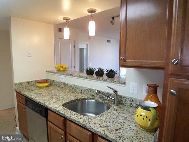 Building Photo - 11800 Sunset Hills Rd