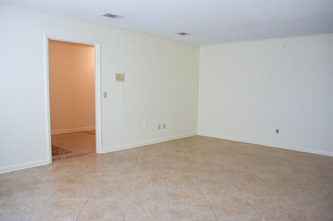 Building Photo - Three Bedroom Two Bath outside Eglin Gates