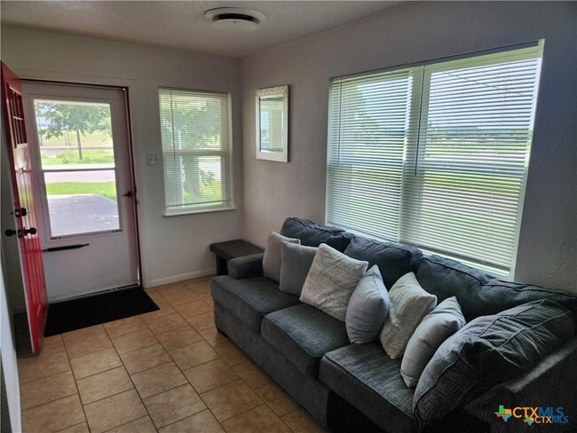 Building Photo - 106 W Avenue G