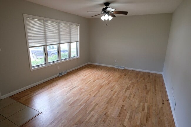 Building Photo - Just Remodeled!  3 Bedroom 1 Bath near jus...