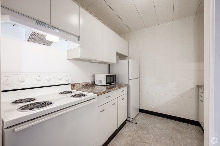 1BR, 1BA - 750SF - Kitchen - Carrollton Manor Apartments