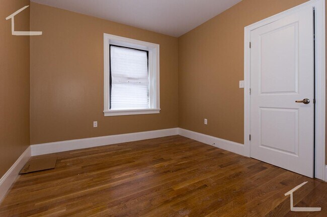 Building Photo - 9/1 Renovated two-level 5BR/2BA near Longw...