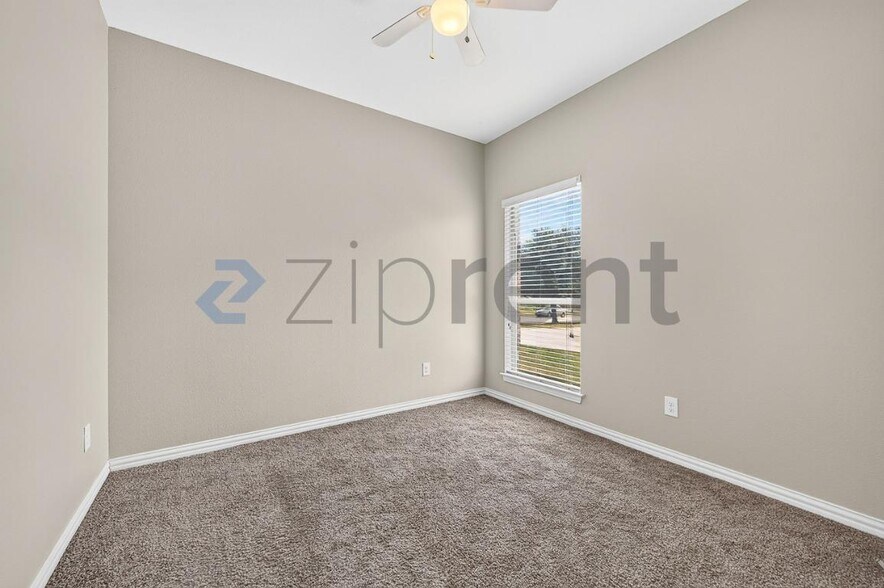 Building Photo - Unit